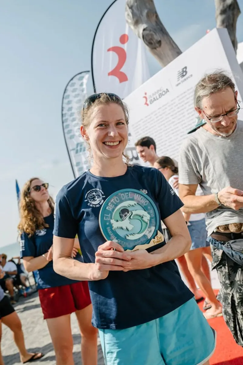 Dora Lajos sonriendo con su premio
