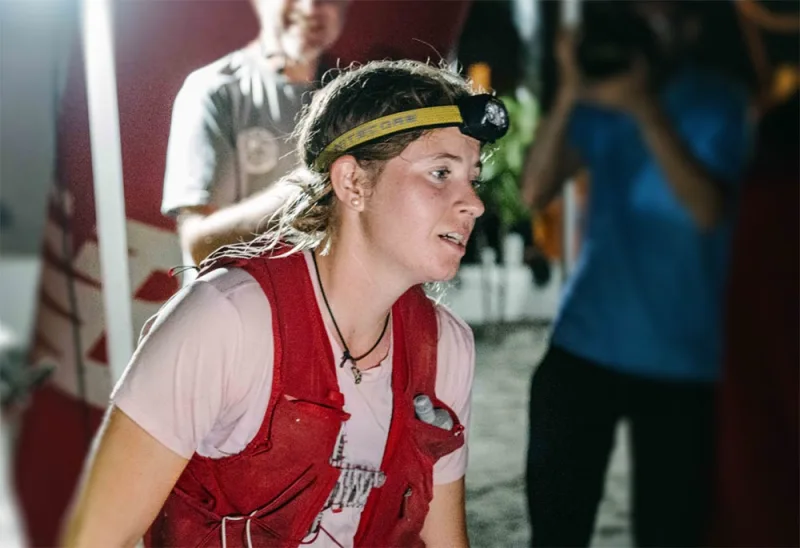 Krista Fasciano corriendo de noche con linterna frontal