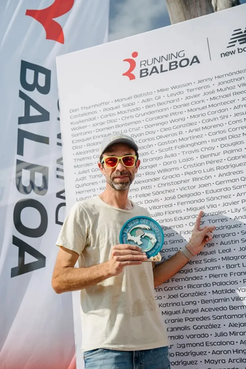 Miguel Vila mostrando su premio del Reto del Indio